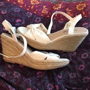 American eagle white wedges